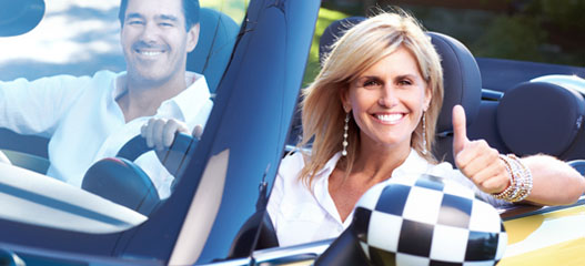 pareja sonriente en un descapotable