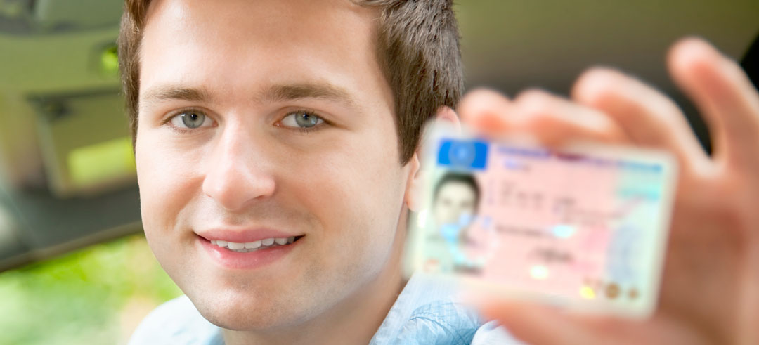Hombre enseñando su carnet de conducir