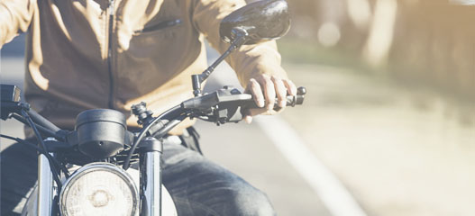 primer plano de un chico en una moto custom