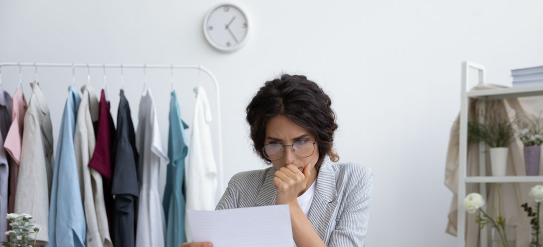 Mujer preocupada mientras mira un documento
